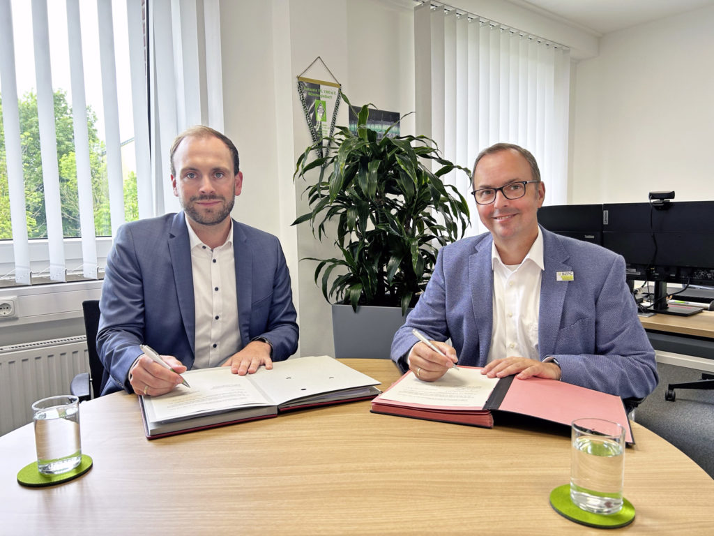 Thomas Kutschke (rechts), Geschäftsführer des Bildungszentrums für Pflege und Gesundheit (BZPG), bei der Vertragsunterzeichnung zum Erweiterungsprojekt mit Jonas Wintz, Geschäftsführer des Rhein-Maas Klinikums als Vertretung des Vermieters, im BZPG.